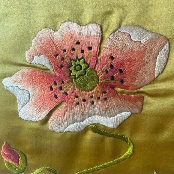 CHINESE silk embroidery of wild poppies and daisies on gold silk. Rare fine art. - Picture 3 of 11